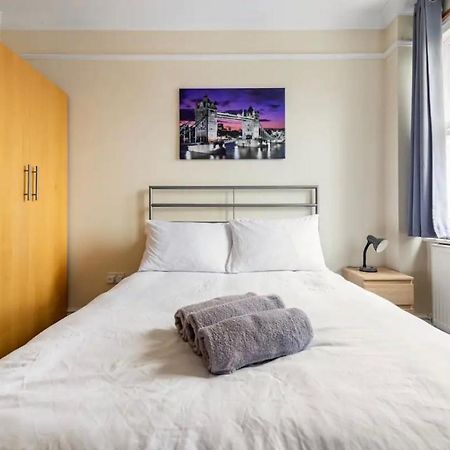 Lovely 3-Bed 20 Minutes To Central London Exterior foto